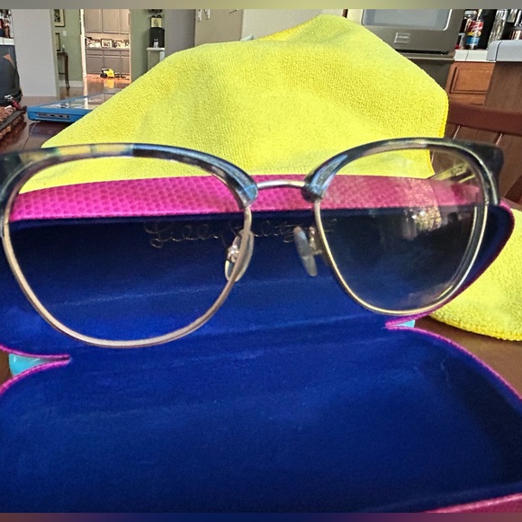 Nice pair of pre-owned Lilly Pulitzer eyeglass frames. - Picture 2 of 4